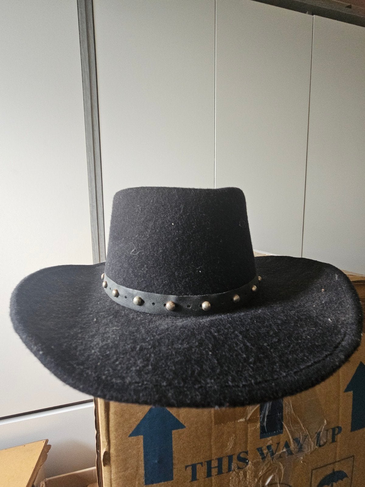 Zwarte Cowboyhoed met Studs - Zo goed als nieuw, Hoed, Ophalen of Verzenden, Camelia, 58 of 59 cm (L, 7¼ of ⅜ inch)