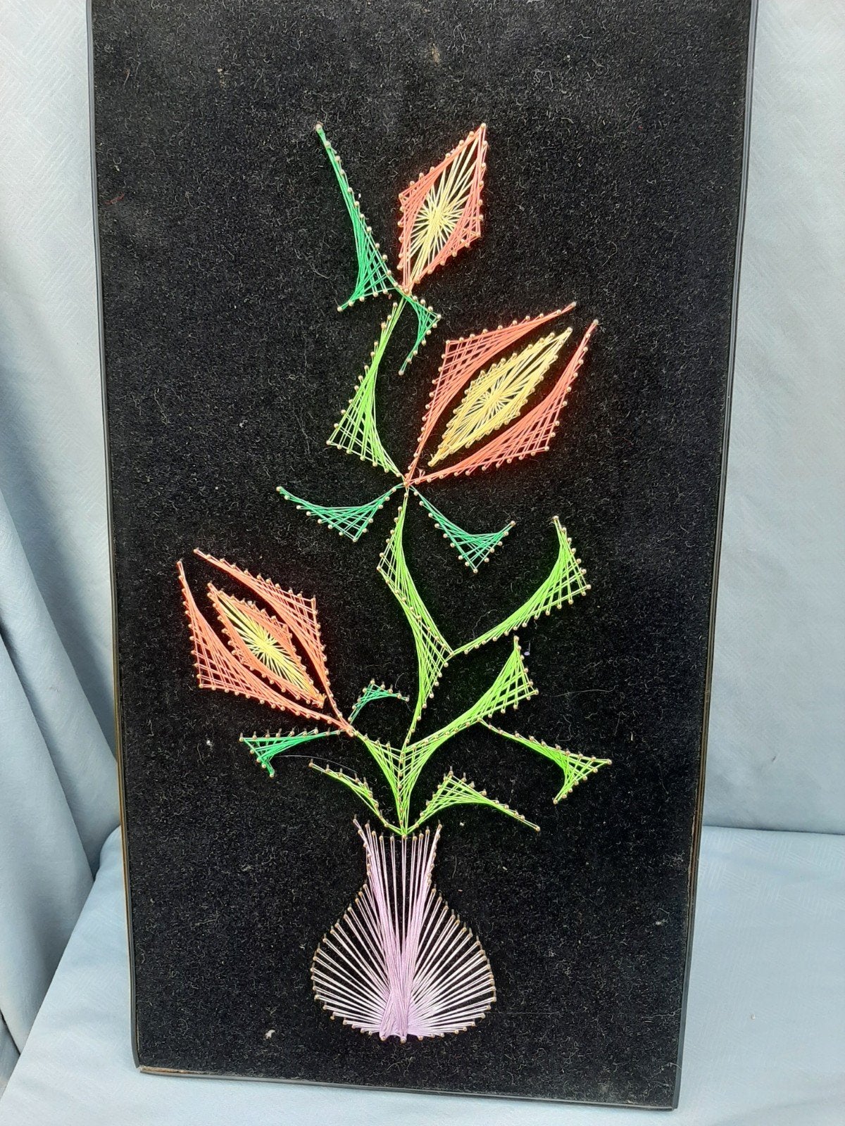 Vintage draadfiguur op spijkers/ vaas met bloemen, Ophalen of Verzenden, Huis en Inrichting