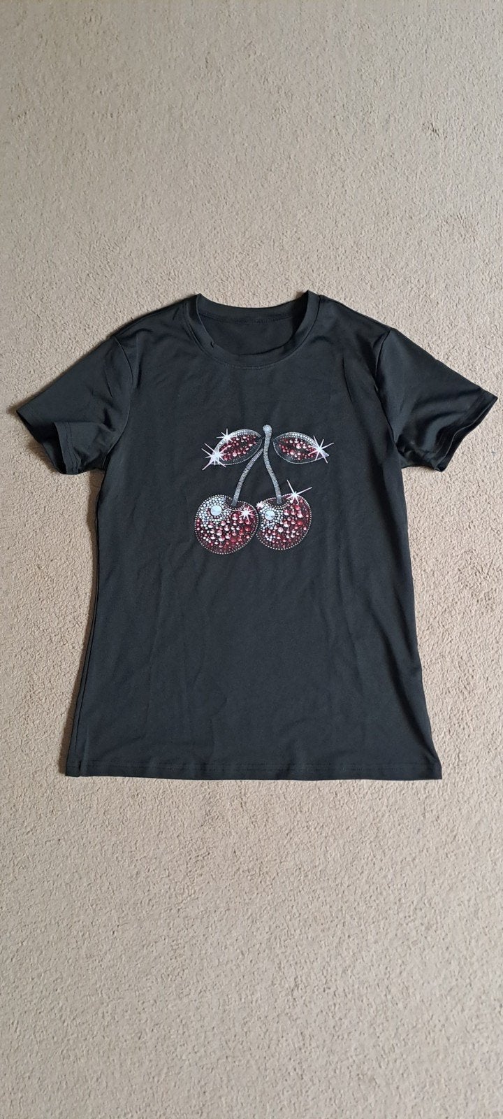 Zwart T-shirt met kersenprint. Nieuw!, Maat 38/40 (M), Zwart, Nieuw, Ophalen of Verzenden