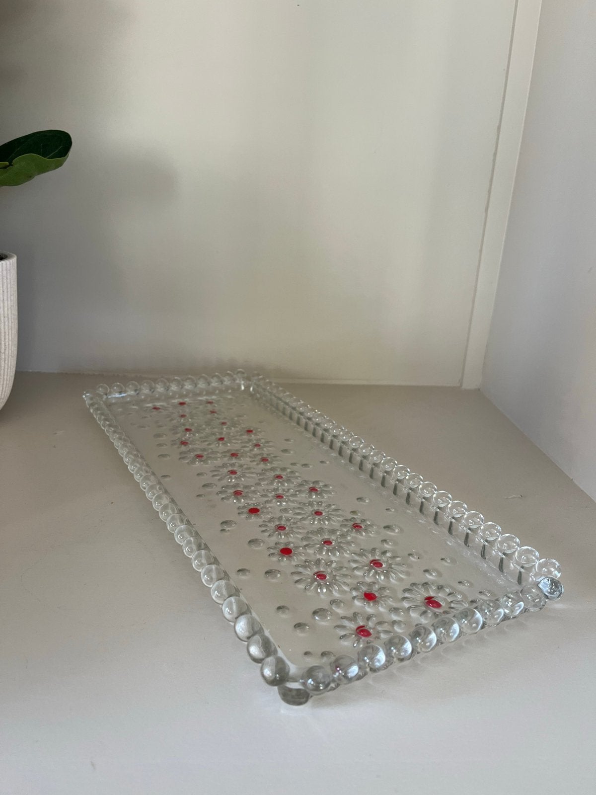 glazen cakeschaal met bloemen, bolletjesrand – serveerschaal, Ophalen of Verzenden, Glas, Overige stijlen, Schaal of Schalen
