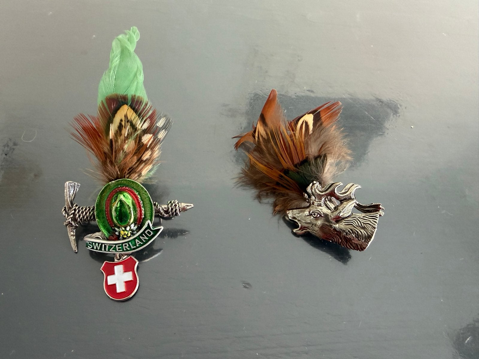 Vintage Hoedenspelden uit Zwitserland, Ophalen of Verzenden, Overige materialen, Broche