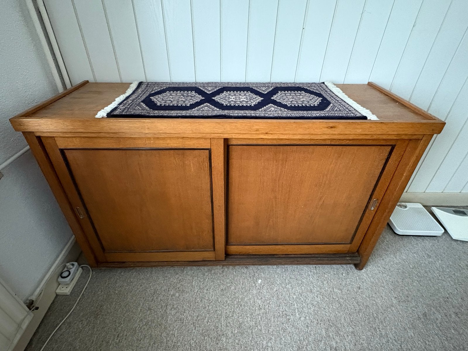 Vintage houten dressoir met schuifdeuren, Huis en Inrichting, Ophalen, Gebruikt, 100 tot 150 cm, Overige houtsoorten