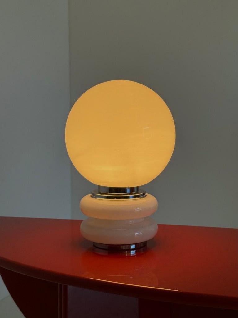 Wit glazen Space Age tafellamp in bolvorm, Huis en Inrichting, Lampen | Losse lampen, Zo goed als nieuw, Overige typen, 30 tot 60 watt