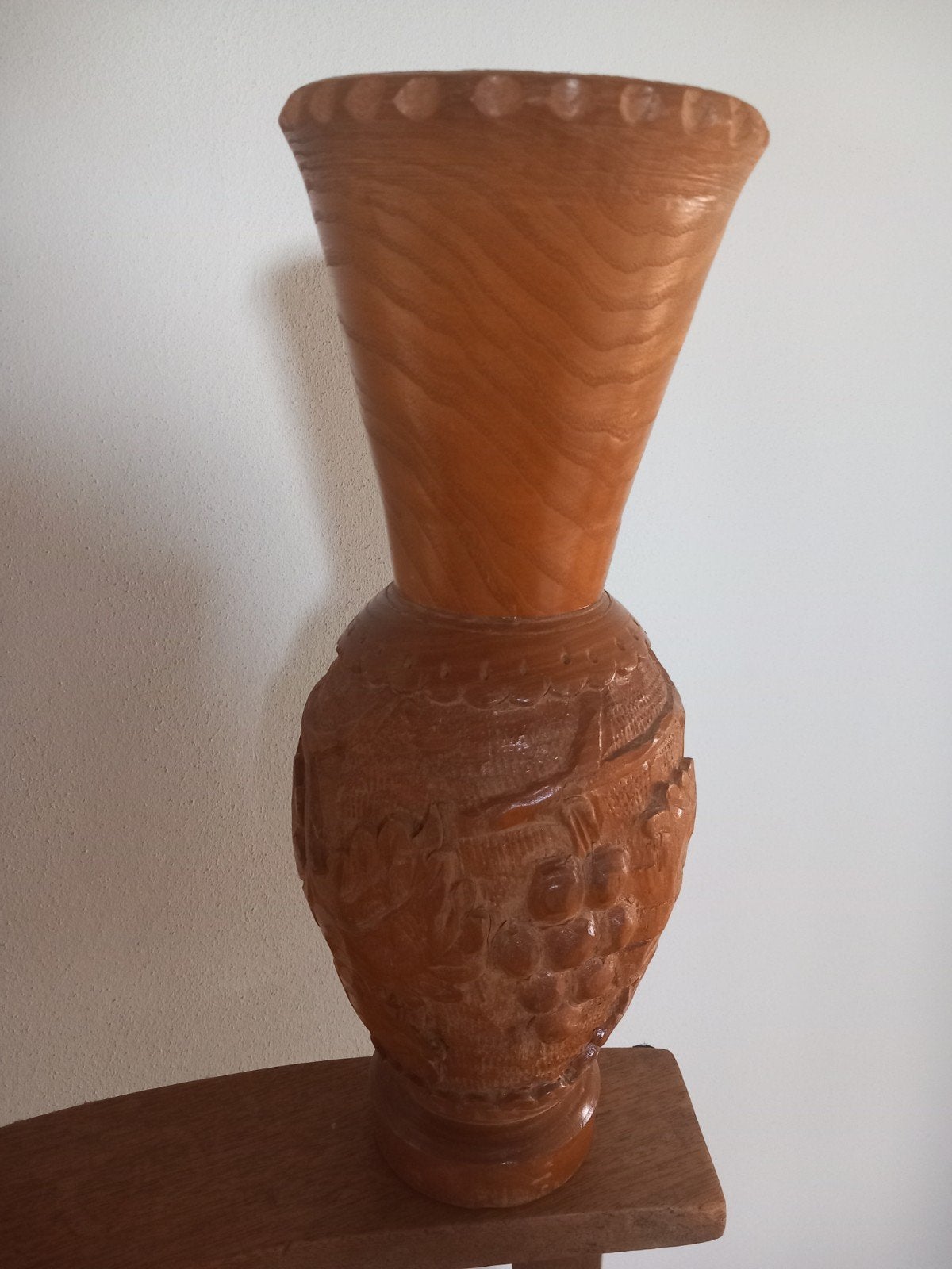 Unieke handgesneden houten vaas met druivenmotief, Ophalen of Verzenden