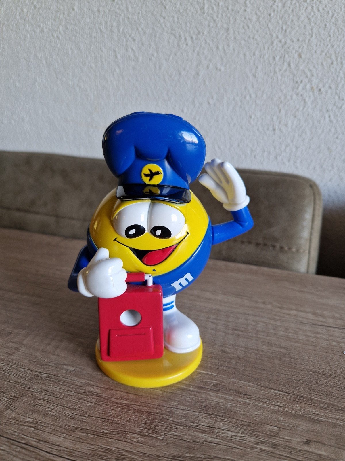 M&M's Candy - Yellow Pilot w/ red bag Dispenser M&M Candy, Ophalen, Steen, Aardewerk of Keramiek, Dier