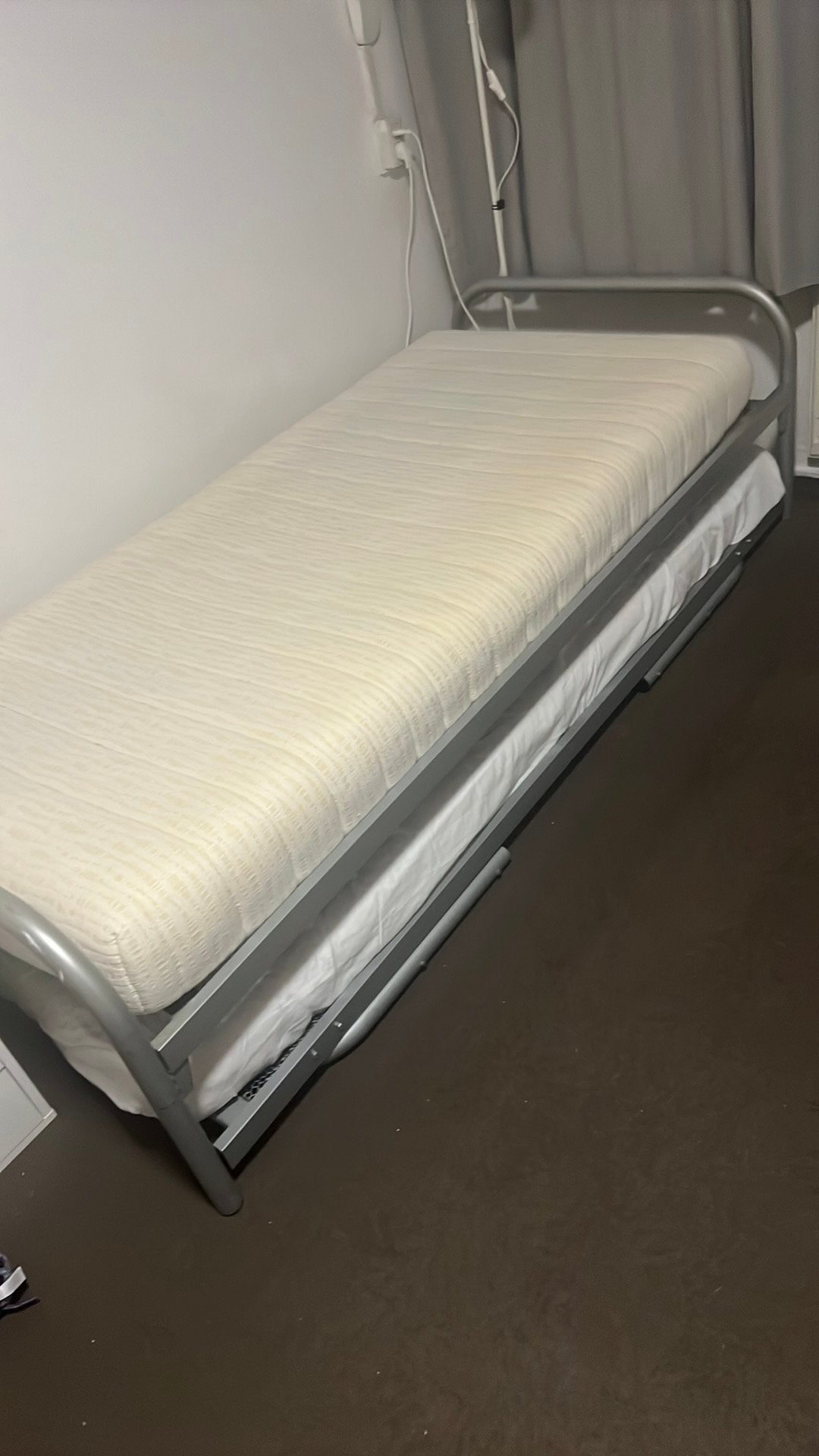 2x een persoons bedden +matrassen, Huis en Inrichting, Slaapkamer | Bedden, Ophalen, 90 cm, Eenpersoons, Zo goed als nieuw