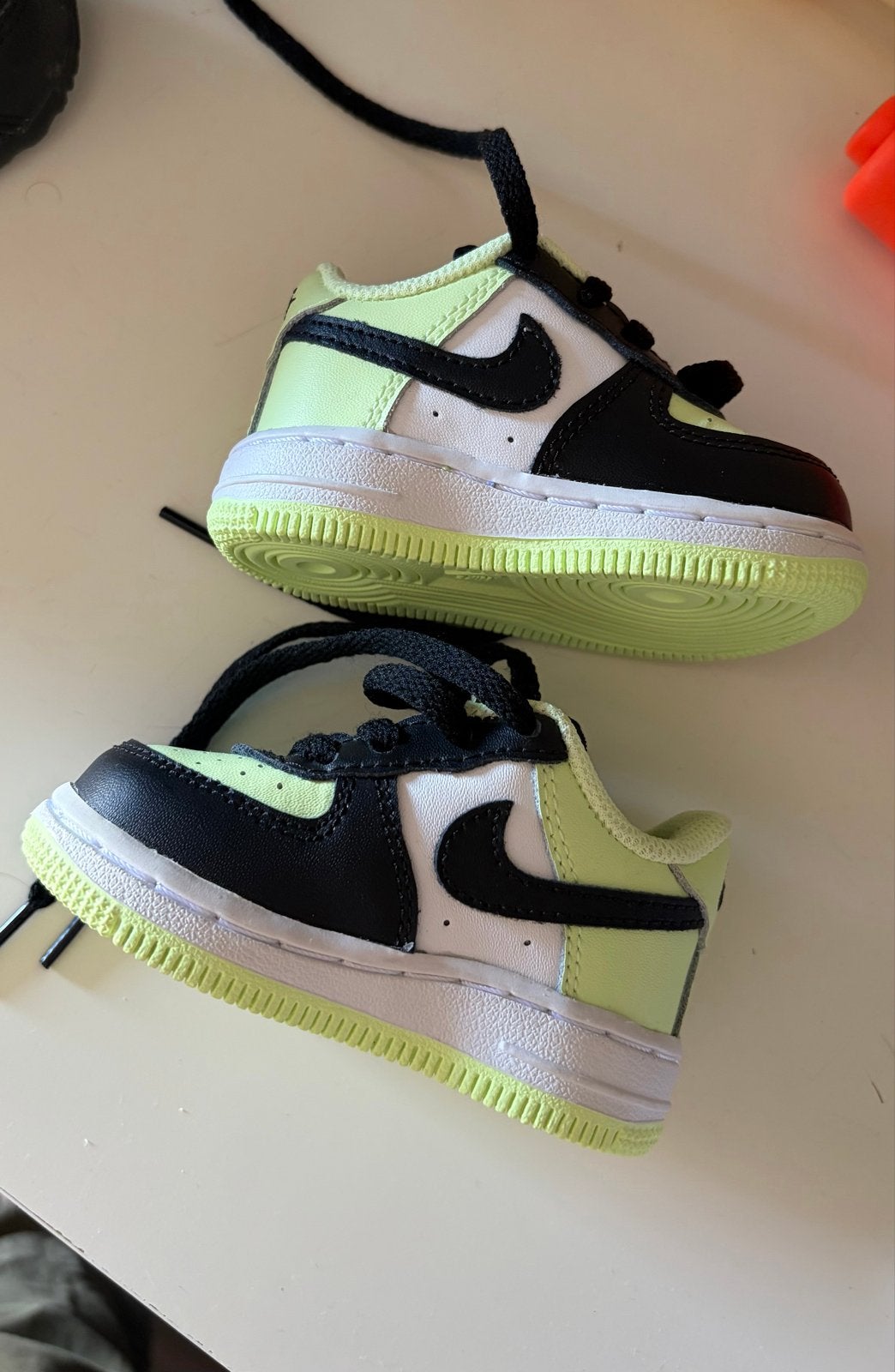 Nike Air Force 1 baby sneakers - Zwart/Neon geel, Schoentjes, Jongetje of Meisje, Ophalen of Verzenden, Zo goed als nieuw