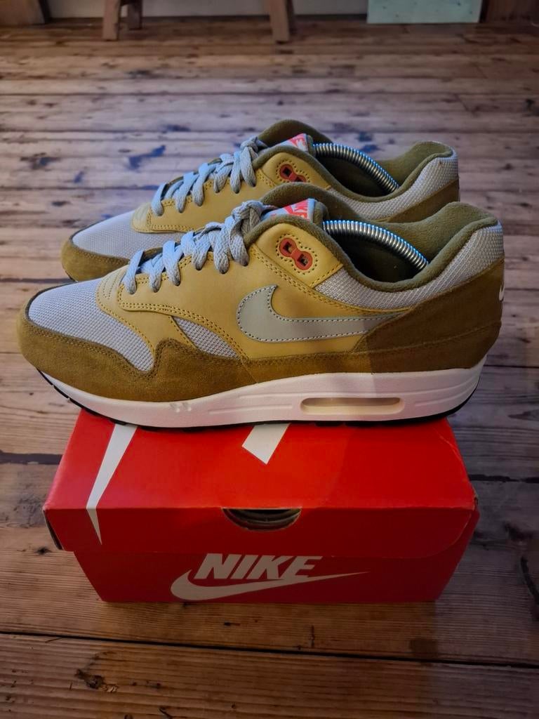 Nike Air Max 1 Premium Retro 'Green Curry' - Maat 45, Kleding | Heren, Schoenen, Overige kleuren, Nike, Nieuw, Ophalen of Verzenden