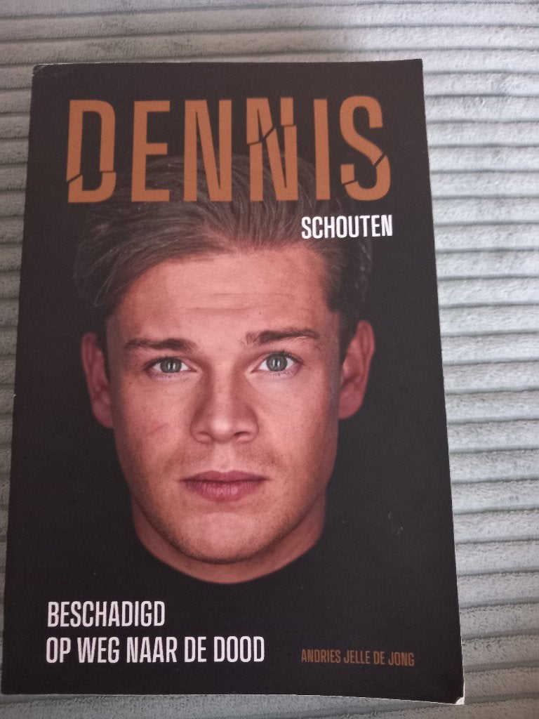 Dennis Schouten - beschadigd op weg naar de dood, Ophalen of Verzenden, Gelezen