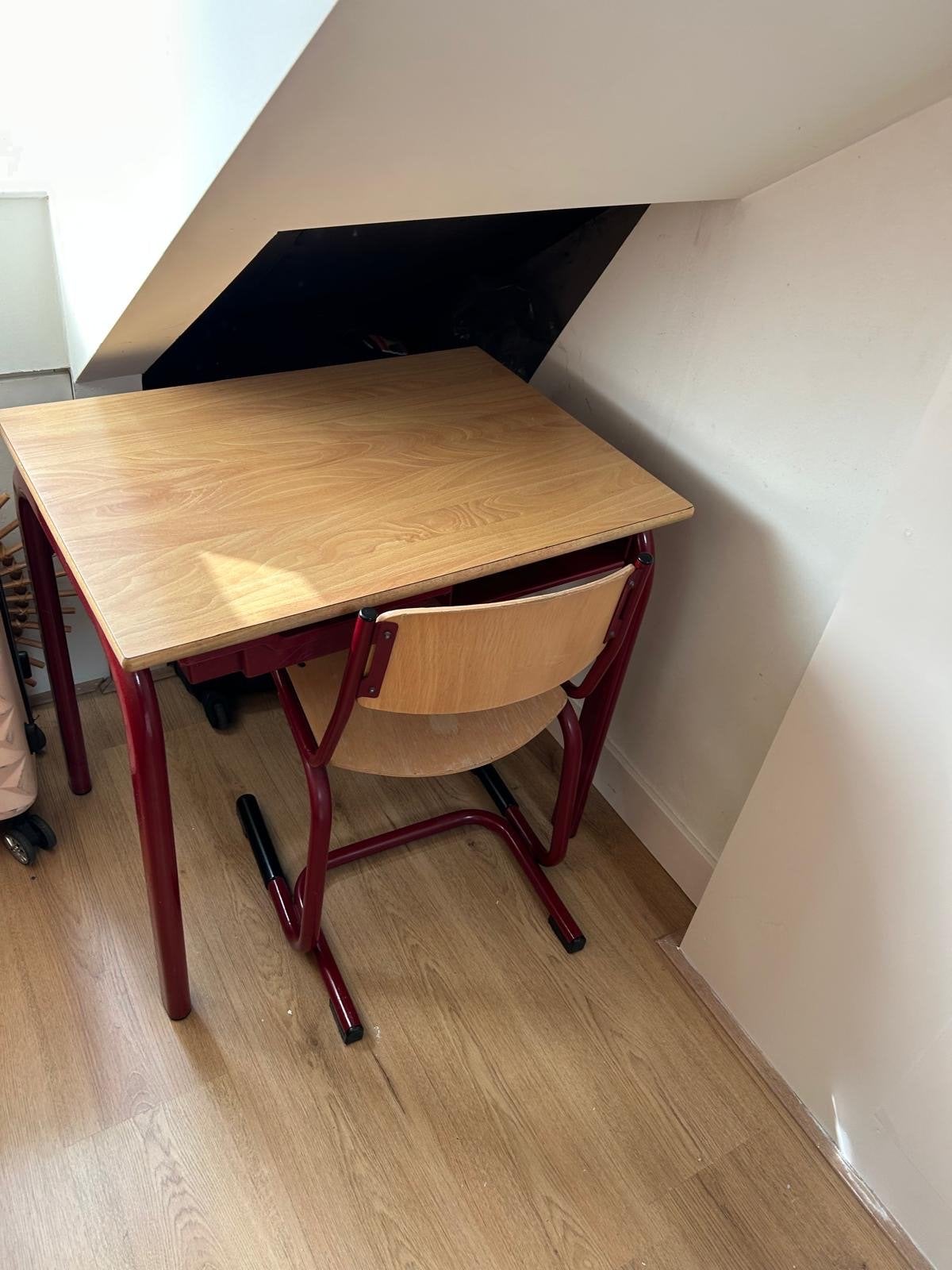 Stevig kinderbureau met stoel - rood/hout, Ophalen, Gebruikt, Hout, Kinderbureau