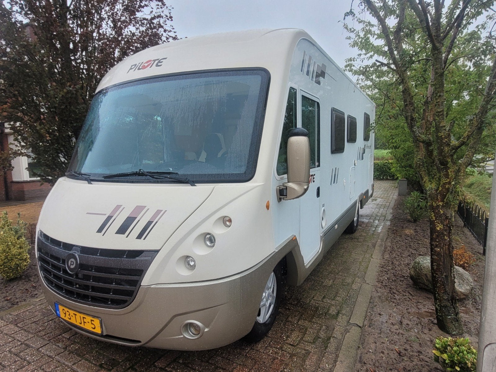 Pilote G 740 Referenten - Luxe Gezinscamper met Queensbed, Integraal, Ringverwarming, Fiat, 6 tot 7 meter