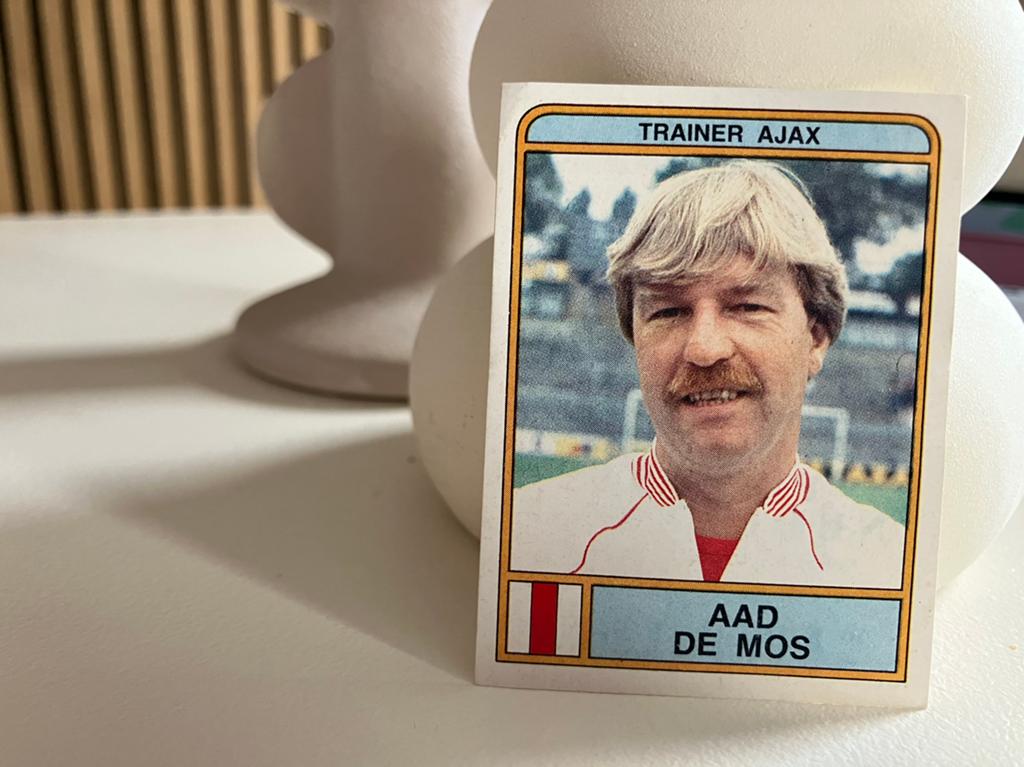 Panini Aad de Mos (Ajax) - Voetbal ‘84, Verzamelen, Ophalen of Verzenden, Zo goed als nieuw, Ajax, Poster, Plaatje of Sticker
