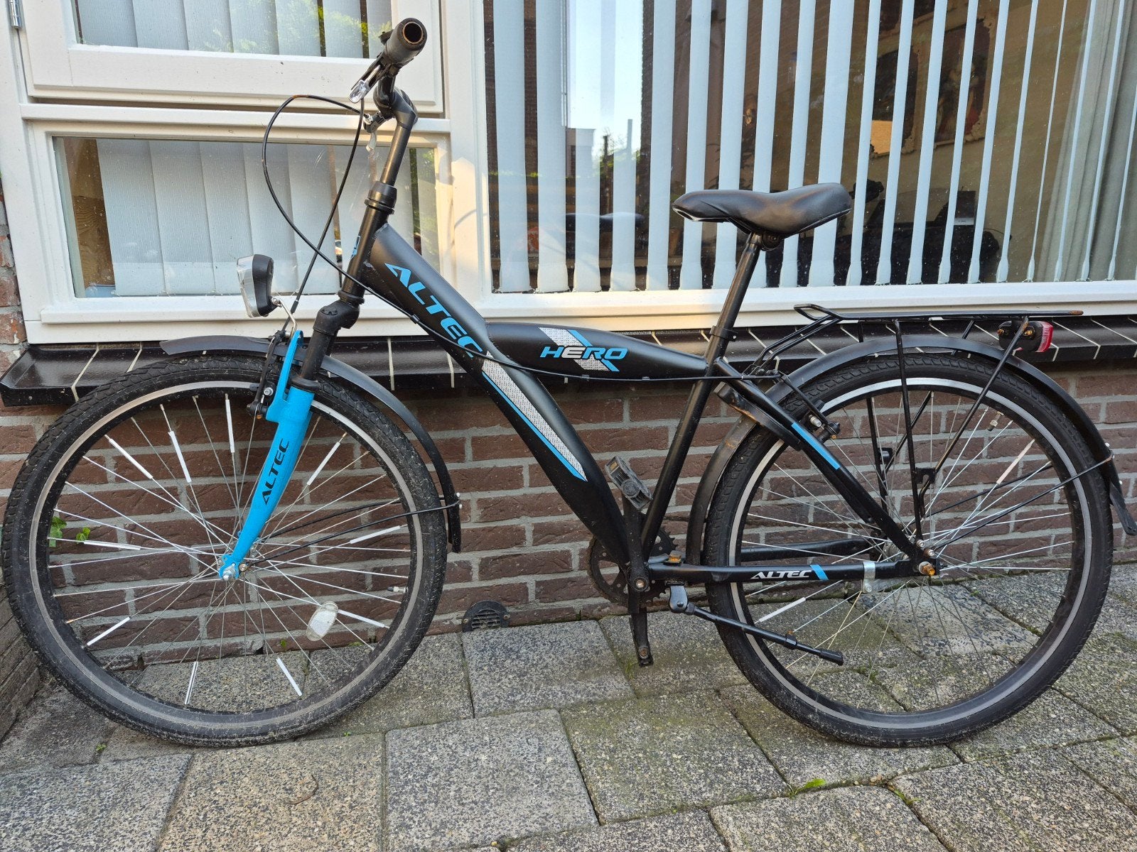 Altec Hero 26 inch jongensfiets - Zwart/Blauw 10-12 jaar