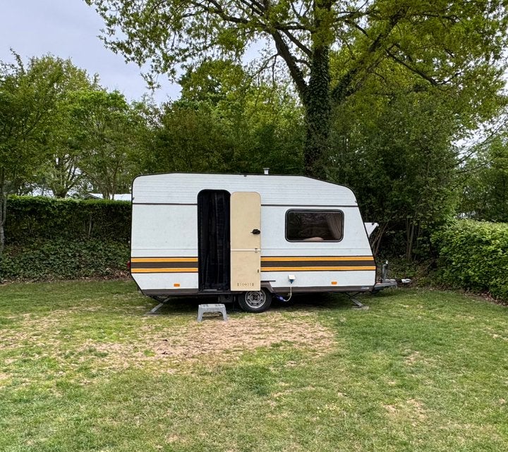 Knaus Südwind 390 | 1988 | 850 kg | Voortent | BOVAG-beurt, Koelkast, Treinzit, Dwarsbed, Particulier