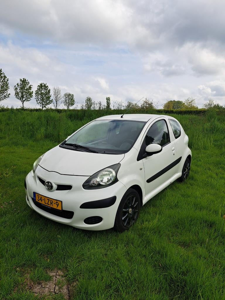 Toyota Aygo 1.0 12V Vvt-i 3DRS MMT 2010 Wit, Auto's, Toyota, Voorwielaandrijving, 4 stoelen, Origineel Nederlands, Handgeschakeld