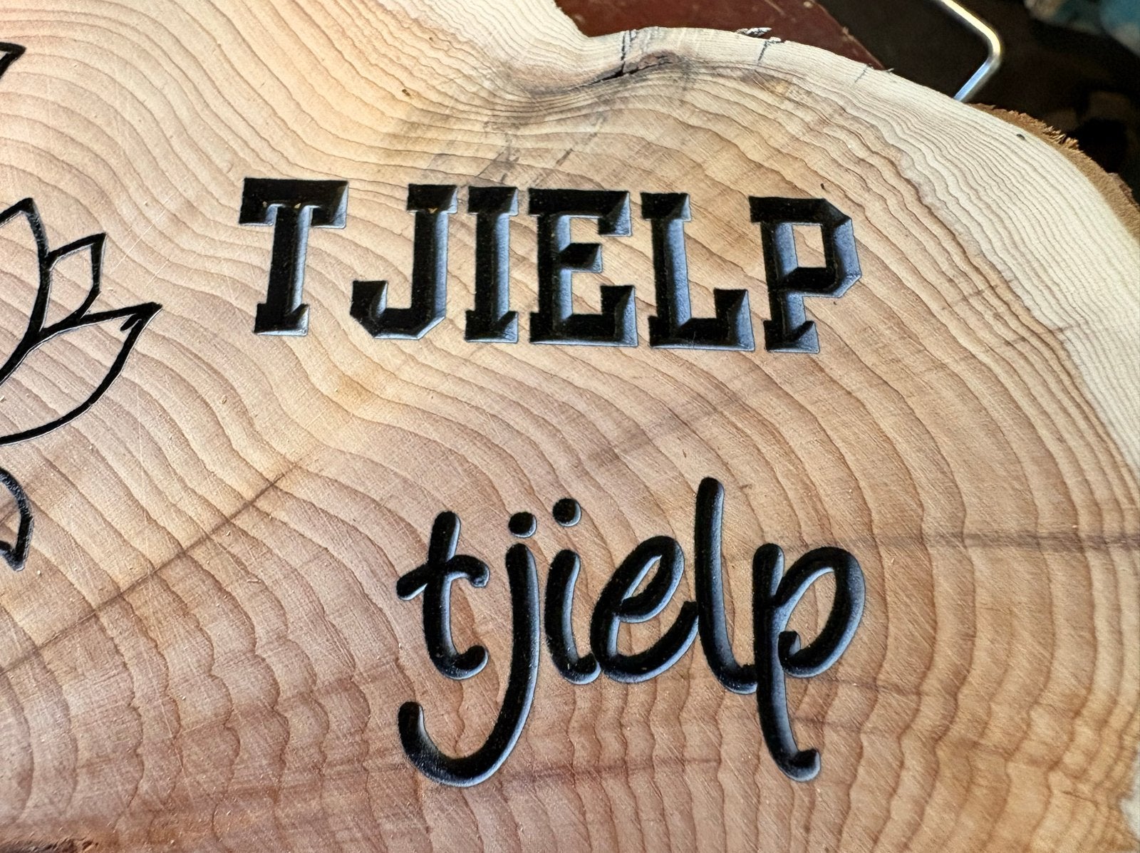 Houten schijf taxus met cnc freeswerk, Ophalen, Overige onderwerpen, Houtsnijwerk, 20 - 50 cm