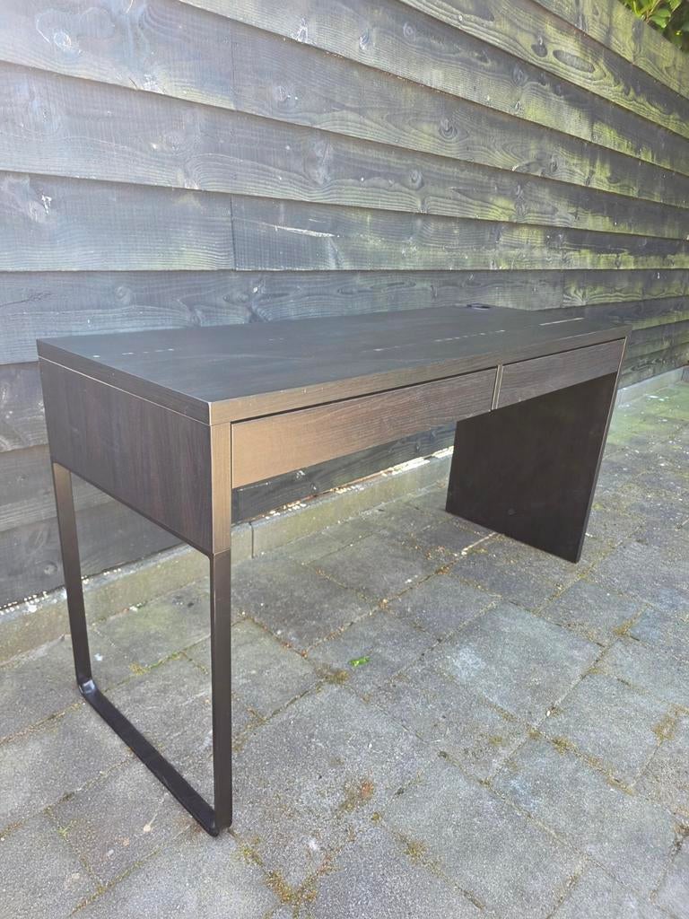 IKEA MICKE Bureau Zwartbruin 142x50 cm, Huis en Inrichting, Bureaus, Zwart, Gebruikt, Spaanplaat of MDF, Ophalen of Verzenden