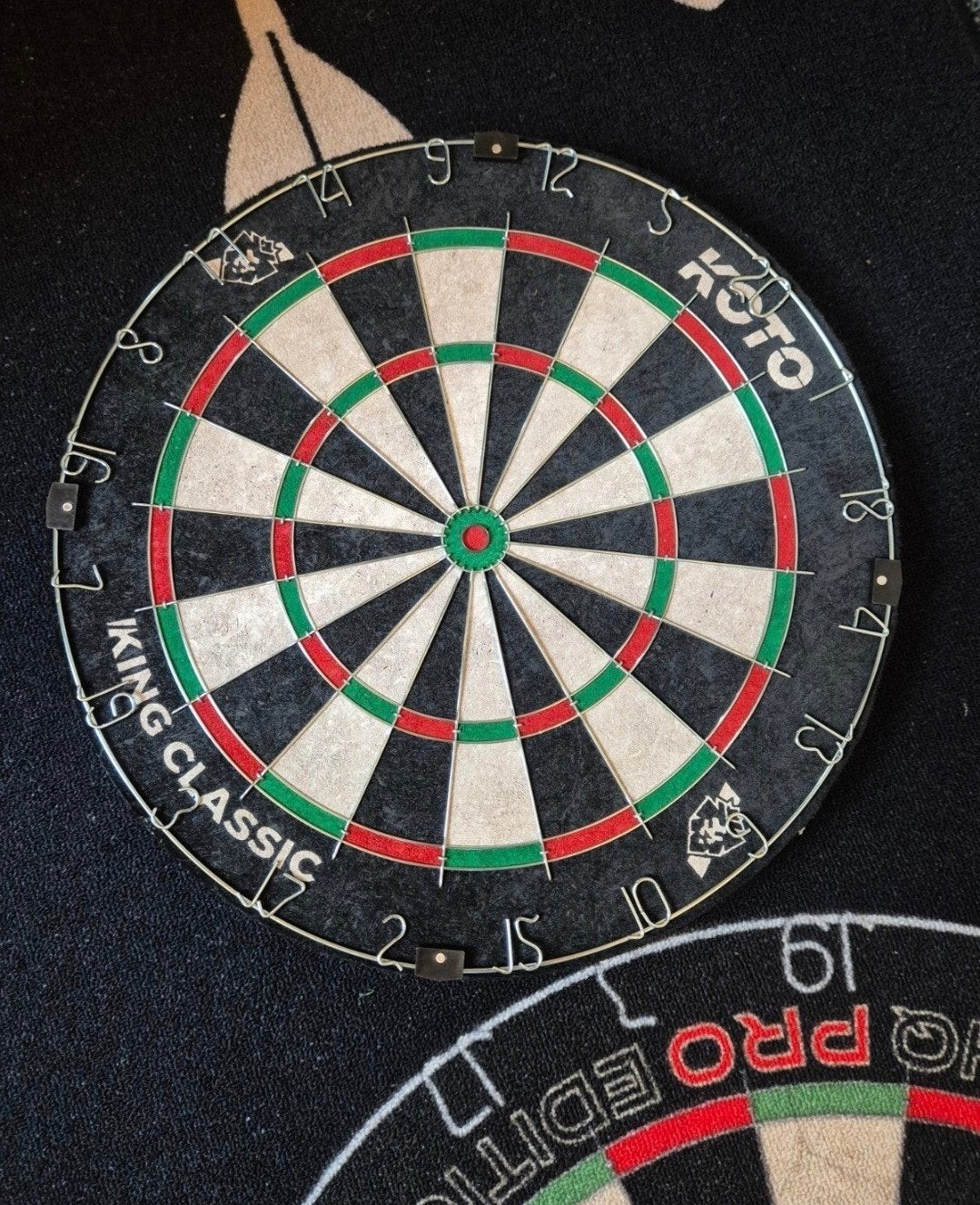 Dartbord en 2 setjes pijlen. 23 gram en 22 gram pro pijlen, Ophalen of Verzenden, Pijlen