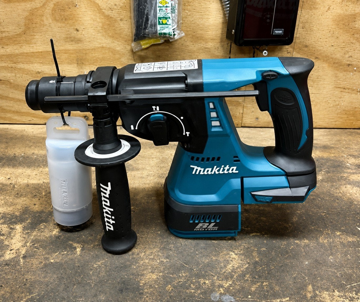 Makita DHR243 Boorhamer - Nieuw en Origineel, Doe-het-zelf en Verbouw, Gereedschap | Boormachines, 600 watt of meer, Boor- en/of Breekhamer