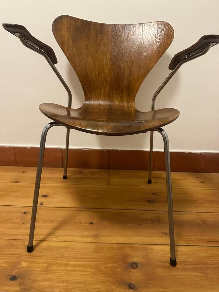 Vlinderstoel Fritz Hansen met armleuning gelakt, Huis en Inrichting, Stoelen, Ophalen, Bruin, Danish Design, Eén