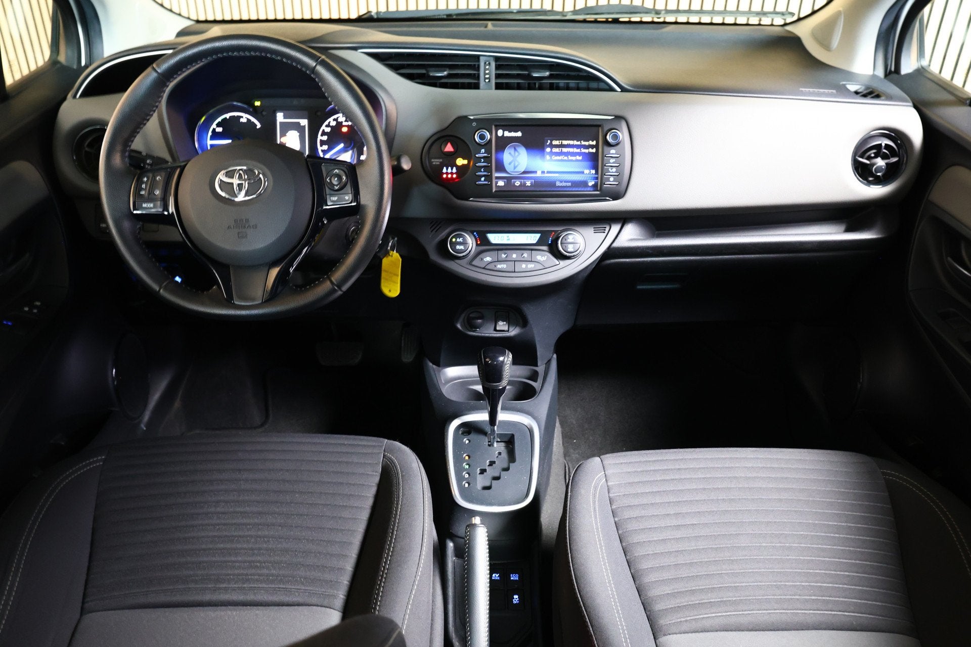 Toyota Yaris 1.5 Hybrid Executive LUXE bekleding A.CAMERA BT, Gebruikt, Zwart, 4 cilinders, Wit
