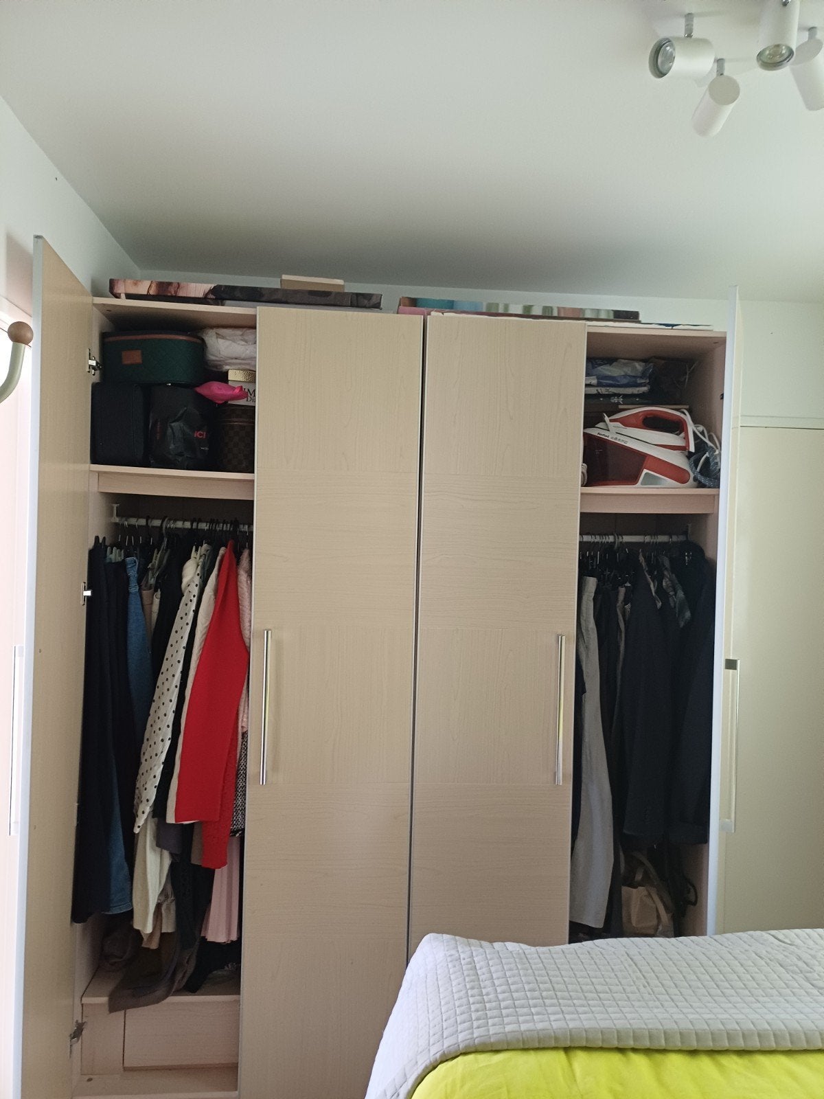 Beige 4-deurs kledingkast met draaideuren en hanggedeelte, Huis en Inrichting, Ophalen, Met deur(en), Gebruikt, 200 cm of meer