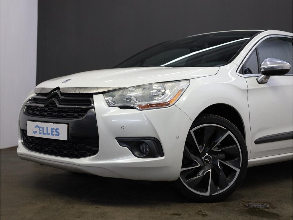 Citroën DS4 1.6 THP Sport Chic | Trekhaak | 200 PK | Ledere, Auto's, Citroën, Voorwielaandrijving, Euro 5, Zwart, Wit