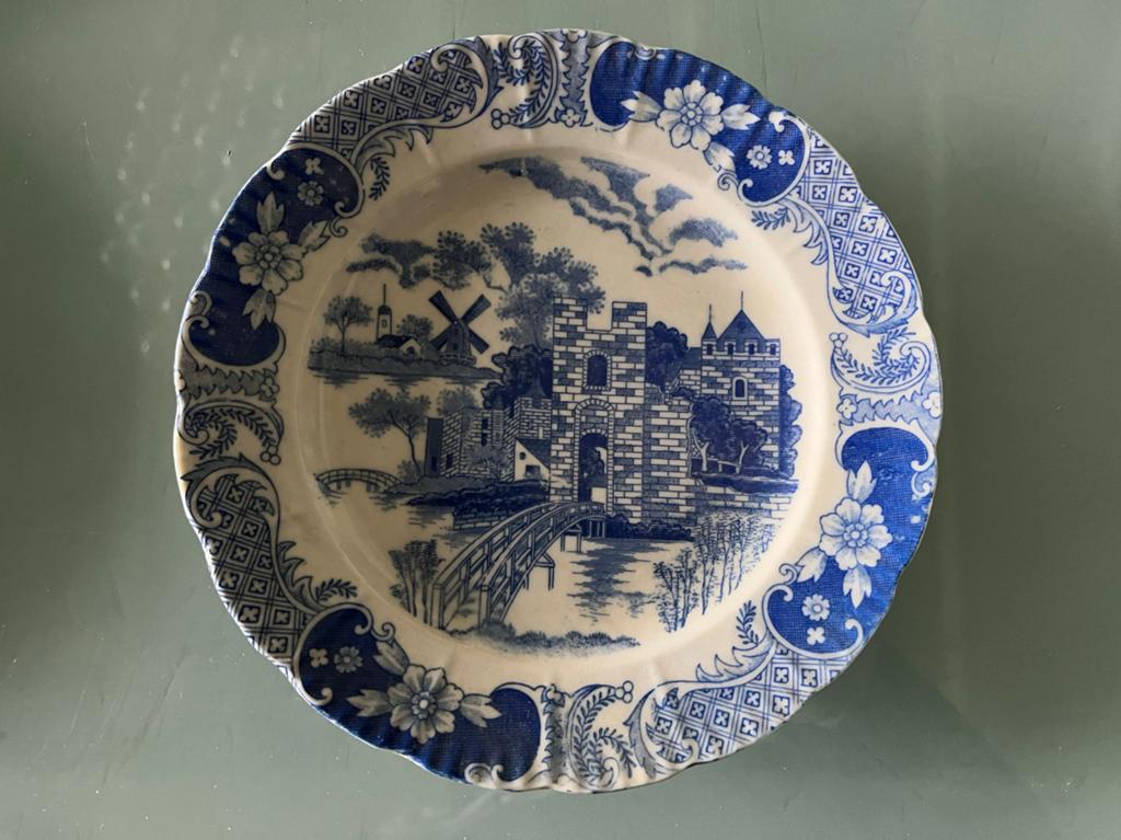 Antiek Delfts Blauw Bord met Landschap, Antiek en Kunst, Antiek | Wandborden en Tegels, Ophalen of Verzenden