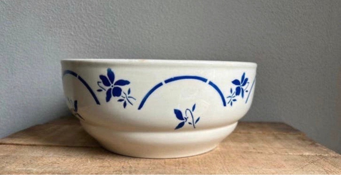 Franse schaal met blauwe bloemen moulin des loups, Ophalen of Verzenden