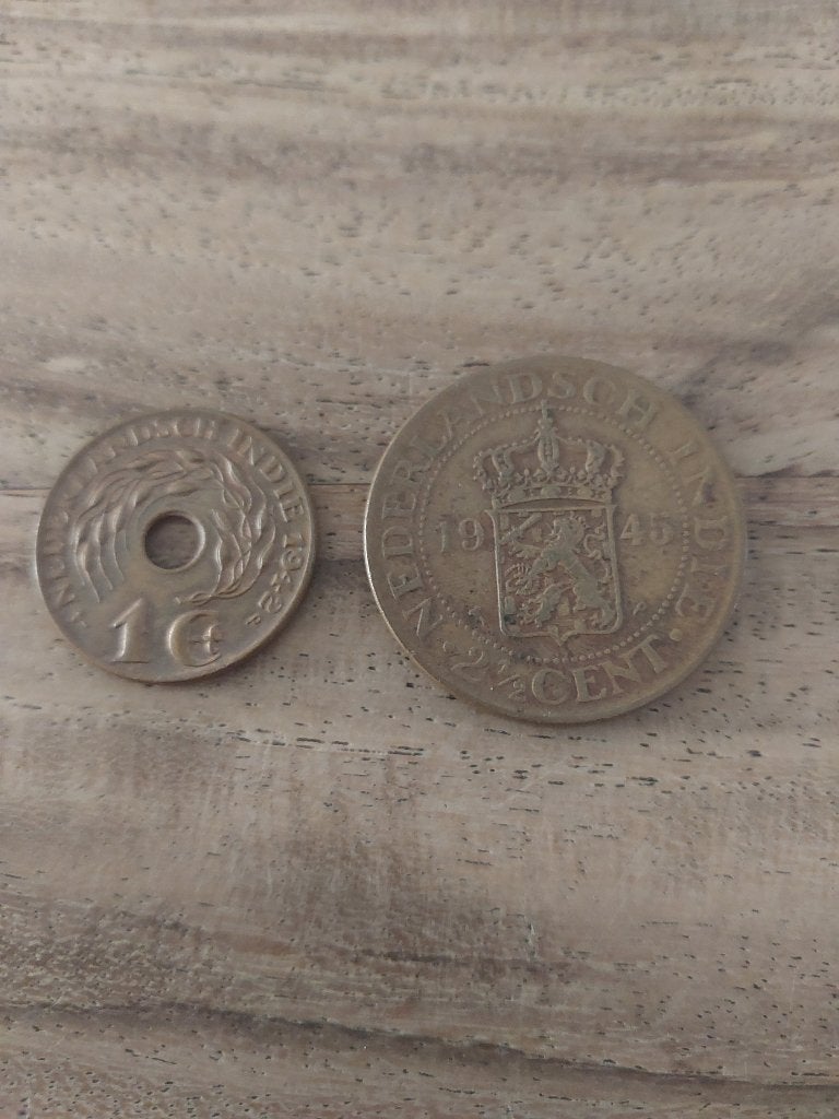 1 cent 1942 en 2,5 cent 1945 Nederlands Indie, Postzegels en Munten, Munten | Nederland, Verzenden, Koningin Wilhelmina, 1 cent