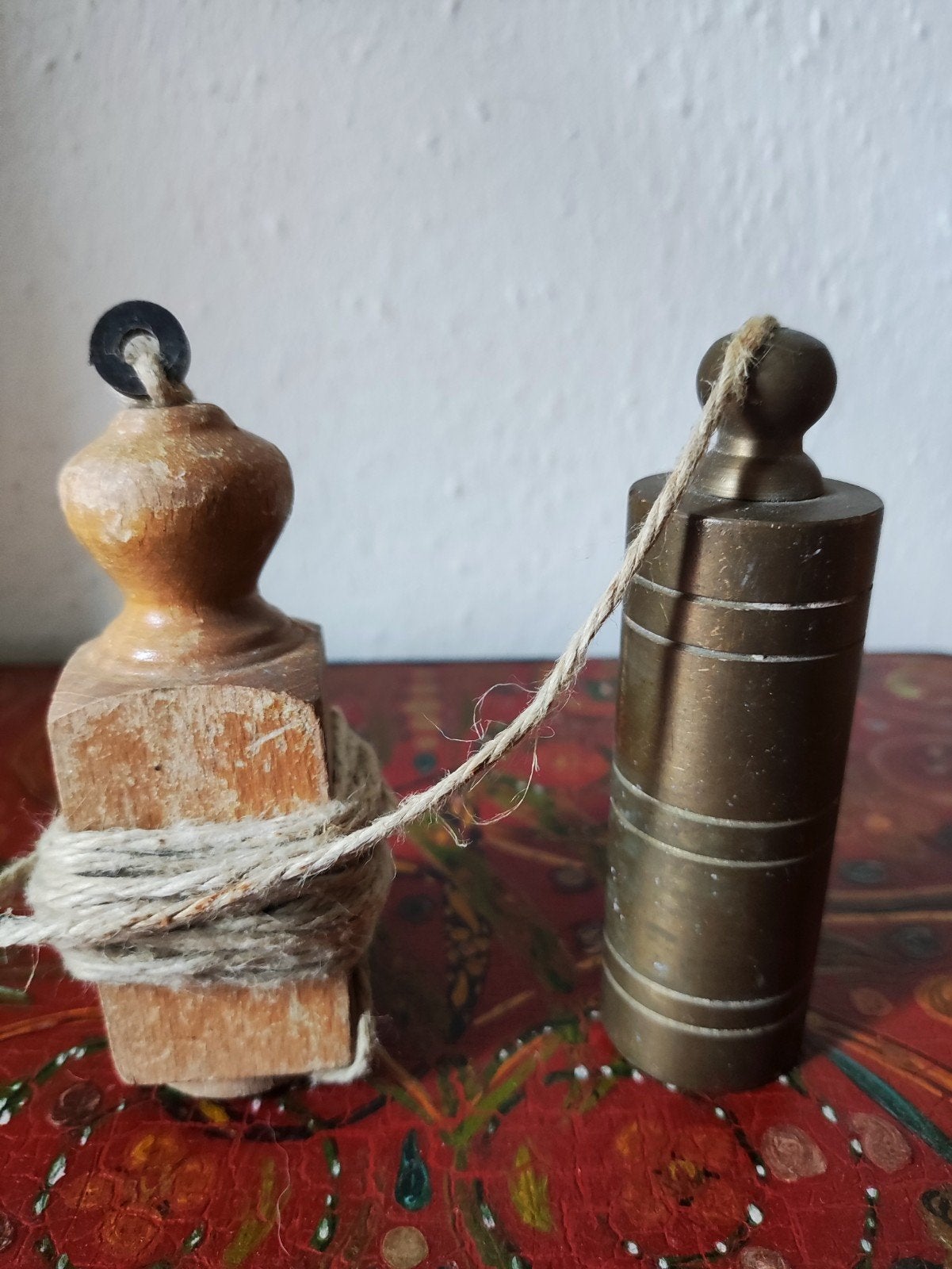 Mooi oud schietlood, richtlood of paslood met houten klos, Verzenden