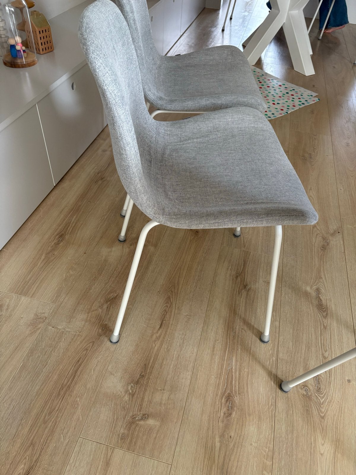 Set van 6 Nolon eetkamerstoelen - Grijs met wit onderstel, Ophalen, Gebruikt, Drie, Stof