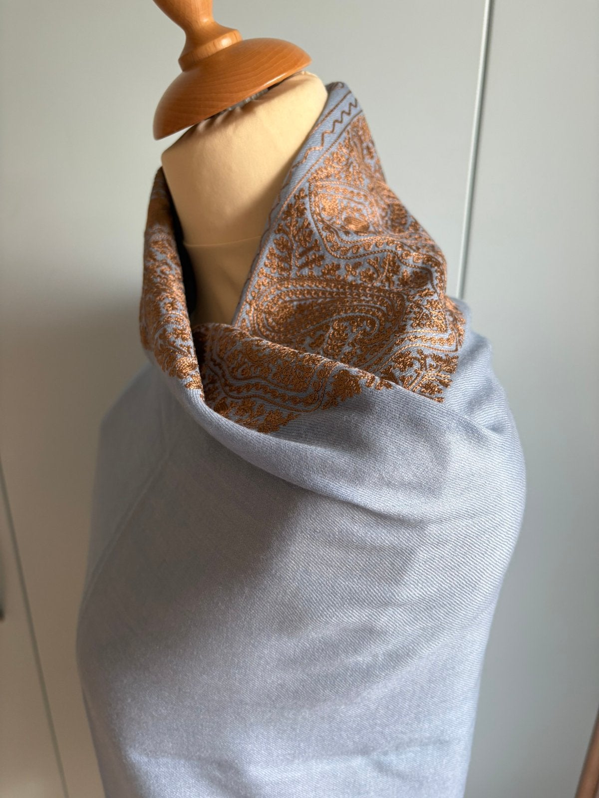 Pashmina, lichtblauw met bronskleurig borduurwerk, 76 x 204, Verzenden, Nieuw, Pashmina