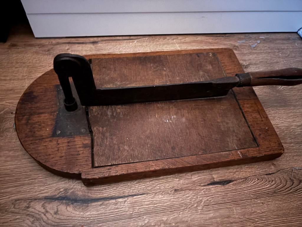 Antieke tabaksnijder op houten plank, Antiek en Kunst, Antiek | Gereedschap en Instrumenten, Ophalen of Verzenden