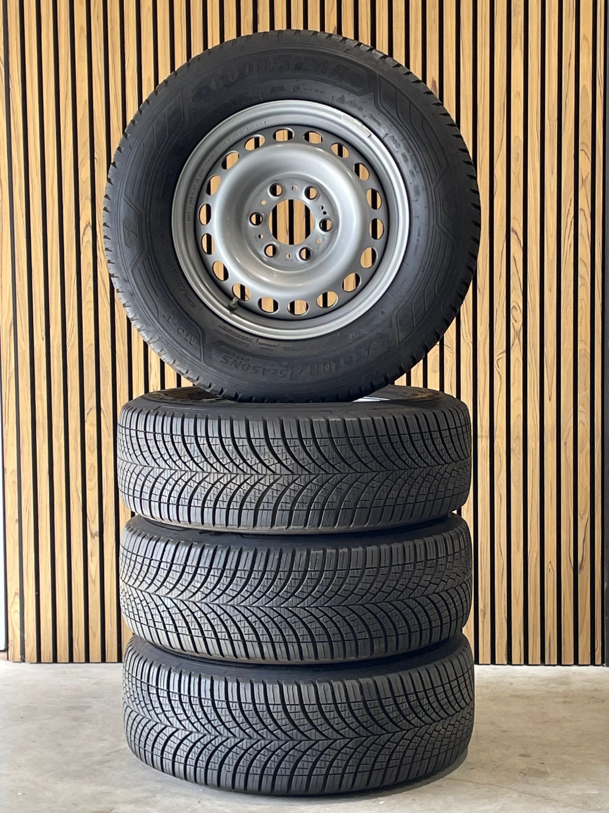 16 inch Mercedes Sprinter 4 seasons Goodyear, Ophalen, 16 inch, Banden en Velgen, 235 mm