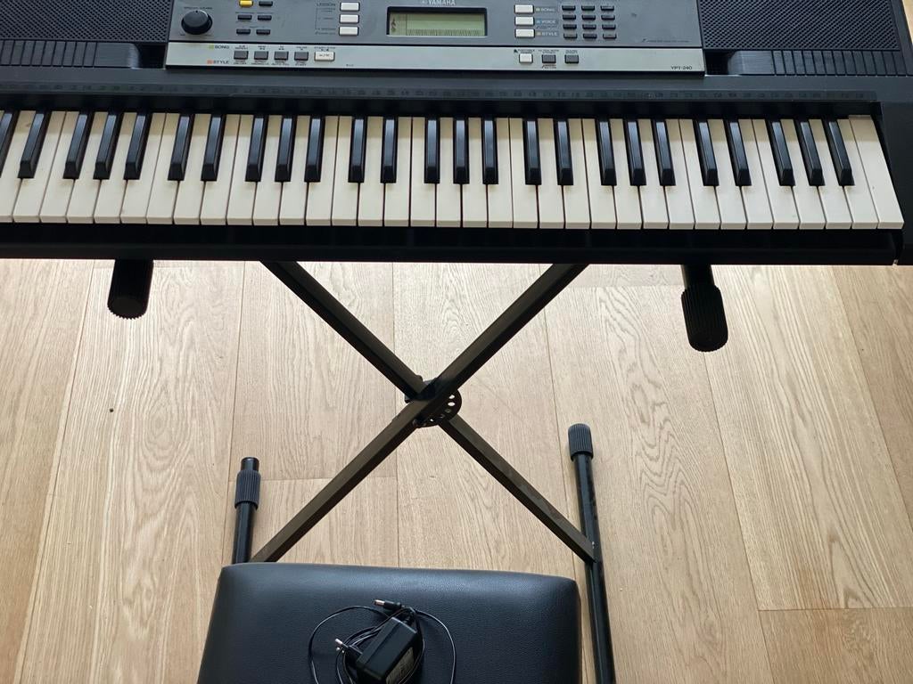 Yamaha YPT-240 elektronische piano met standaard, Ophalen, 61 toetsen, Yamaha, Zo goed als nieuw