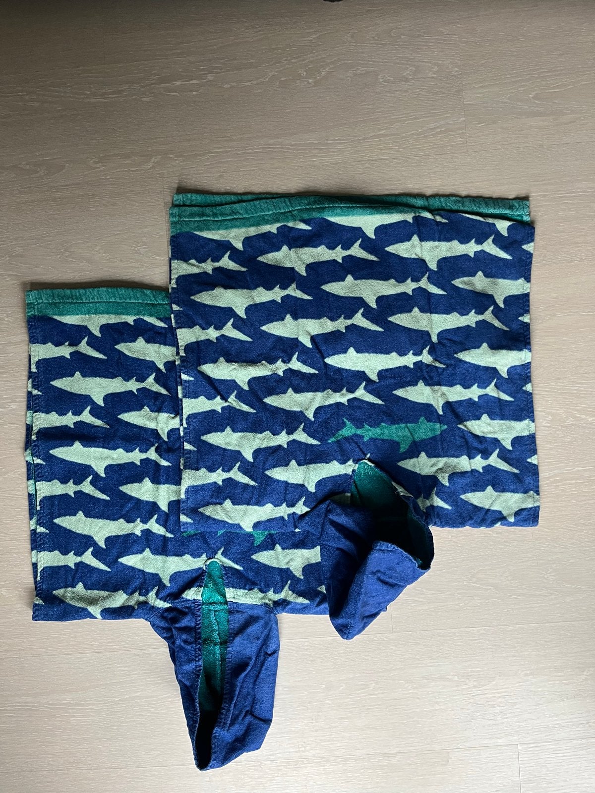 Hema kinder zwem poncho - 2 stuks met haaienprint, Gebruikt, Jongen of Meisje, Overige maten, Ophalen of Verzenden