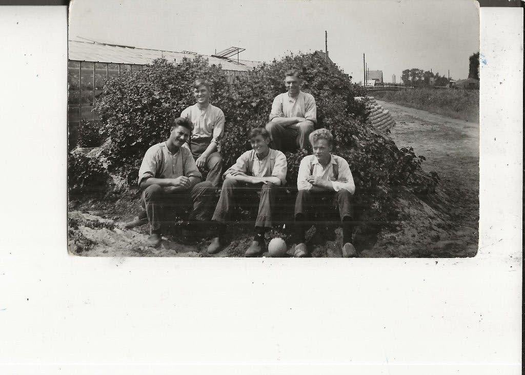 Naaldwijk Tuinders nemen even rust Fotokaart, Ophalen of Verzenden, Voor 1920, Ongelopen, Zuid-Holland