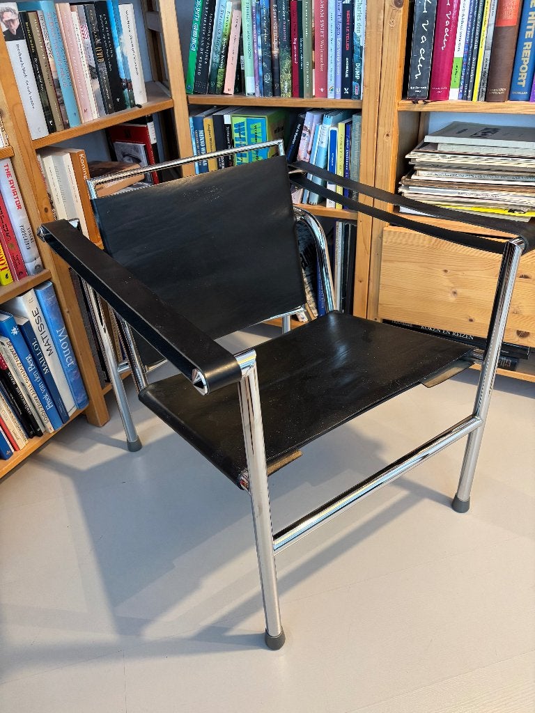 Cassina LC1 fauteuil - Corbusier/Perriand, Ophalen, Minder dan 75 cm, Zo goed als nieuw, Design meubel