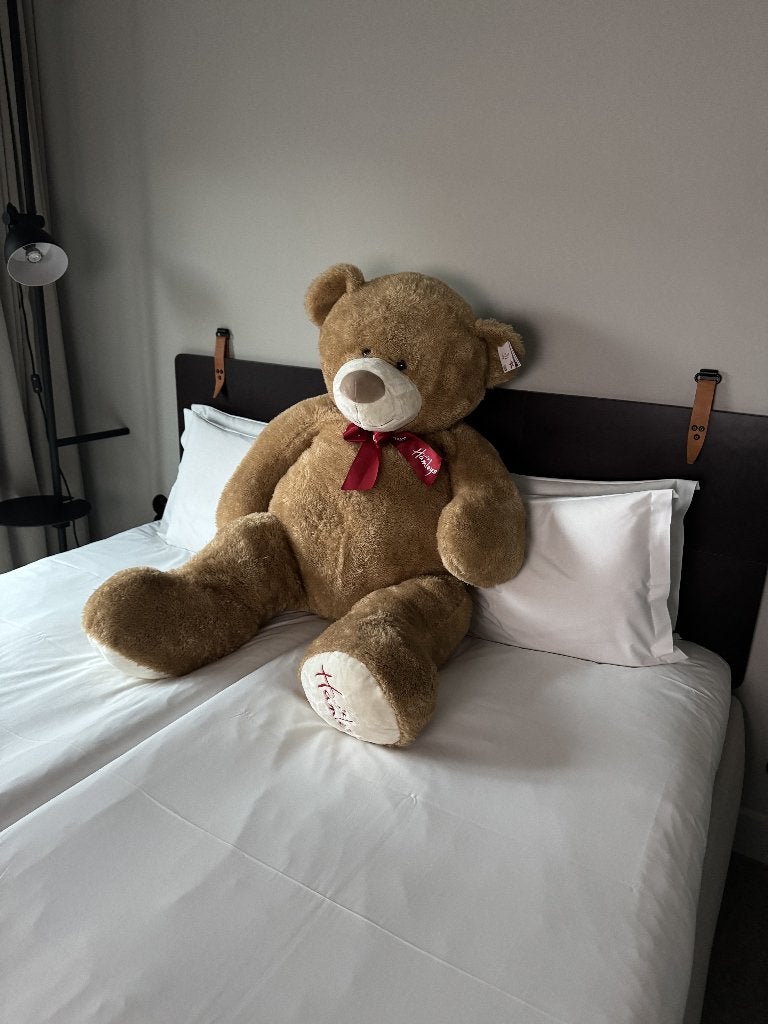 Hamleys reuzenbeer 110 cm met strik, exclusief, Overige merken, Beer, Ophalen of Verzenden, Zo goed als nieuw
