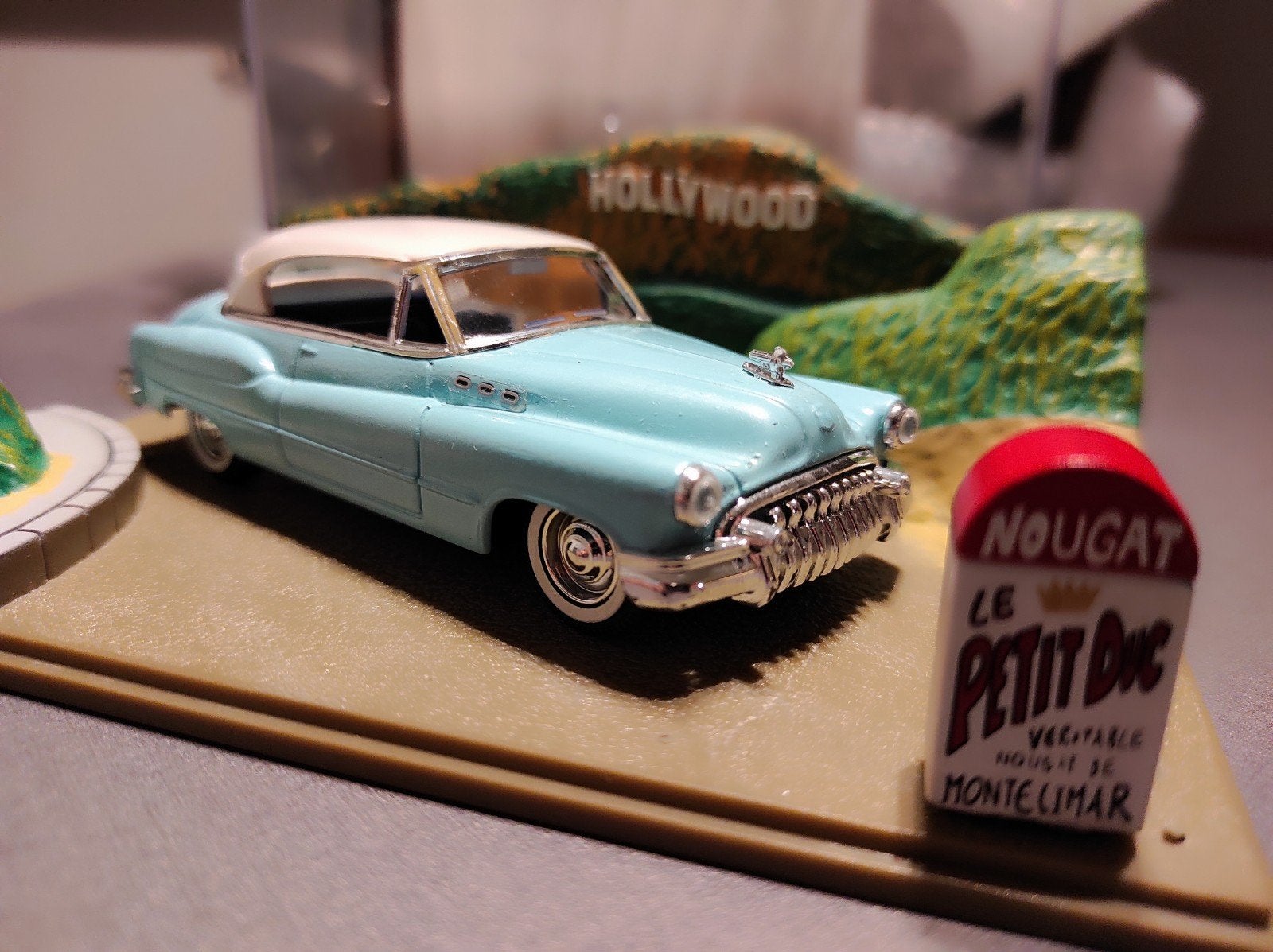 Buick sedan Hollywood blauw/wit 1950 1:43 in vitrinedoosje, Ophalen of Verzenden, Auto, Overige merken