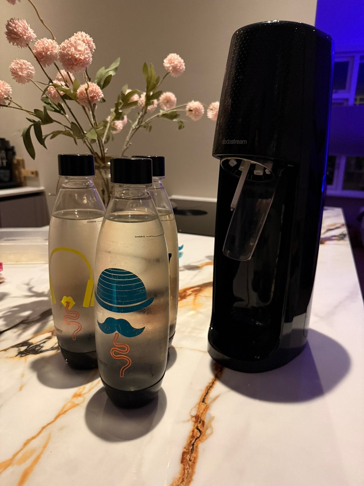 Zwarte Sodastream met 3 flessen en volle cilinder, Witgoed en Apparatuur, Ophalen of Verzenden, Zo goed als nieuw