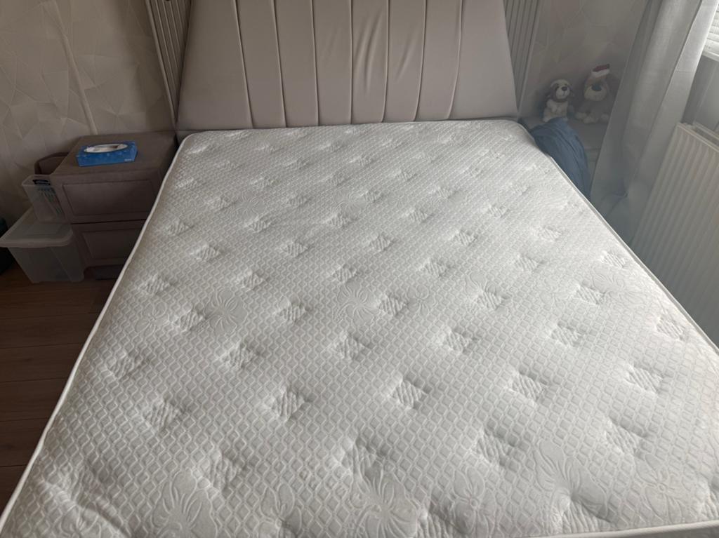 Zeer mooi stevig bed met echt comfortabel madras, Huizen en Kamers