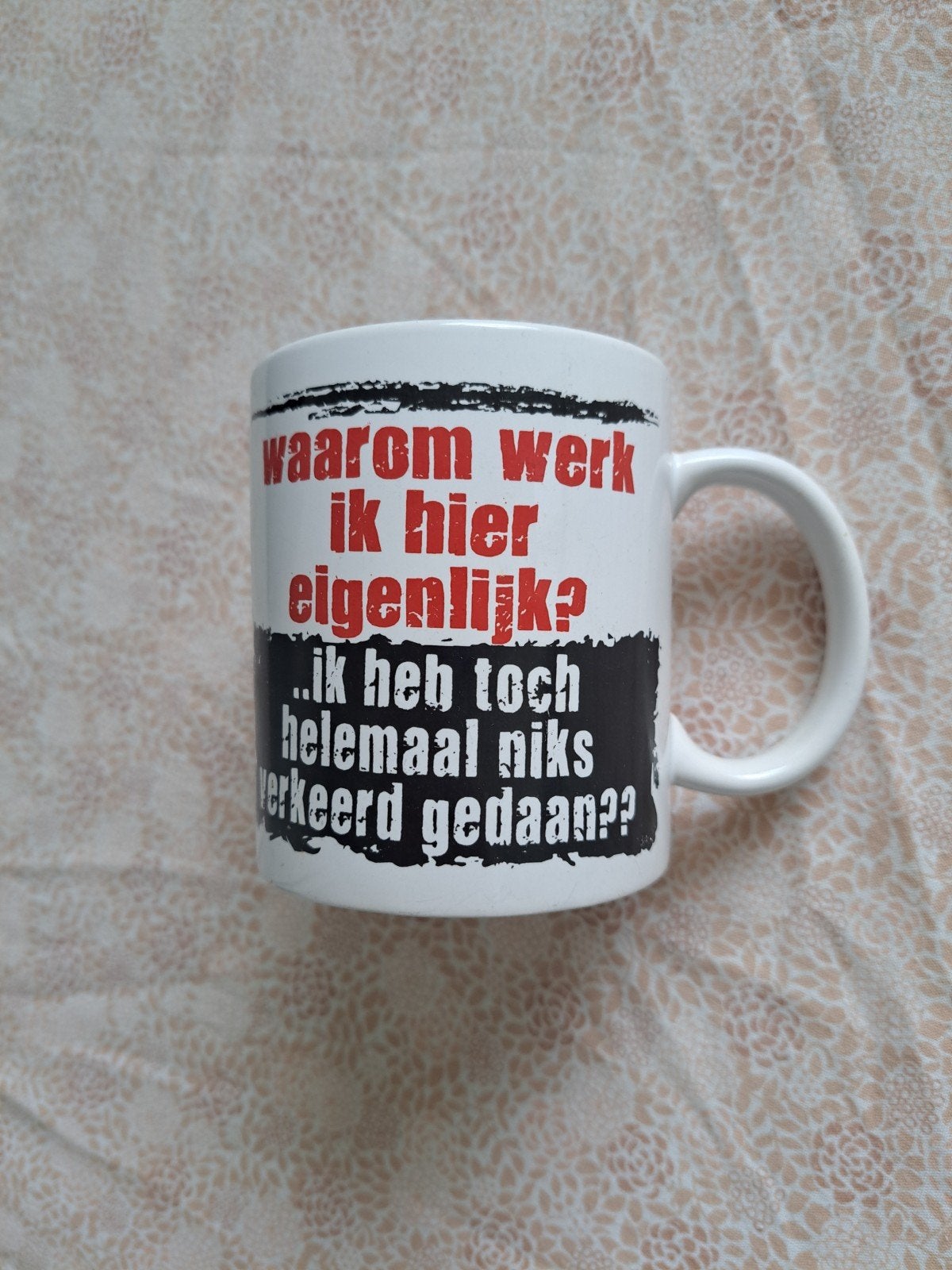 Mok met grappige tekst: "Waarom werk ik hier eigenlijk?", Ophalen of Verzenden, Steen/keramiek, Wit, Overige merken