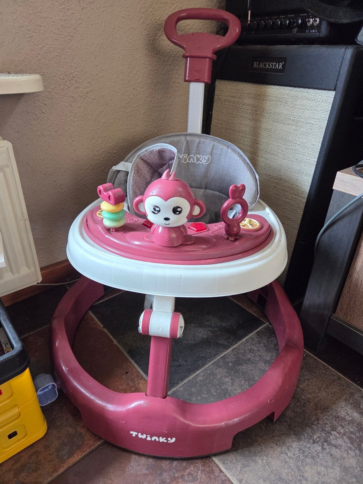 Twinky Babywalker - Roze met aapje en muziek, Kinderen en Baby's, Ophalen, Gebruikt, Overige typen, Met wieltjes