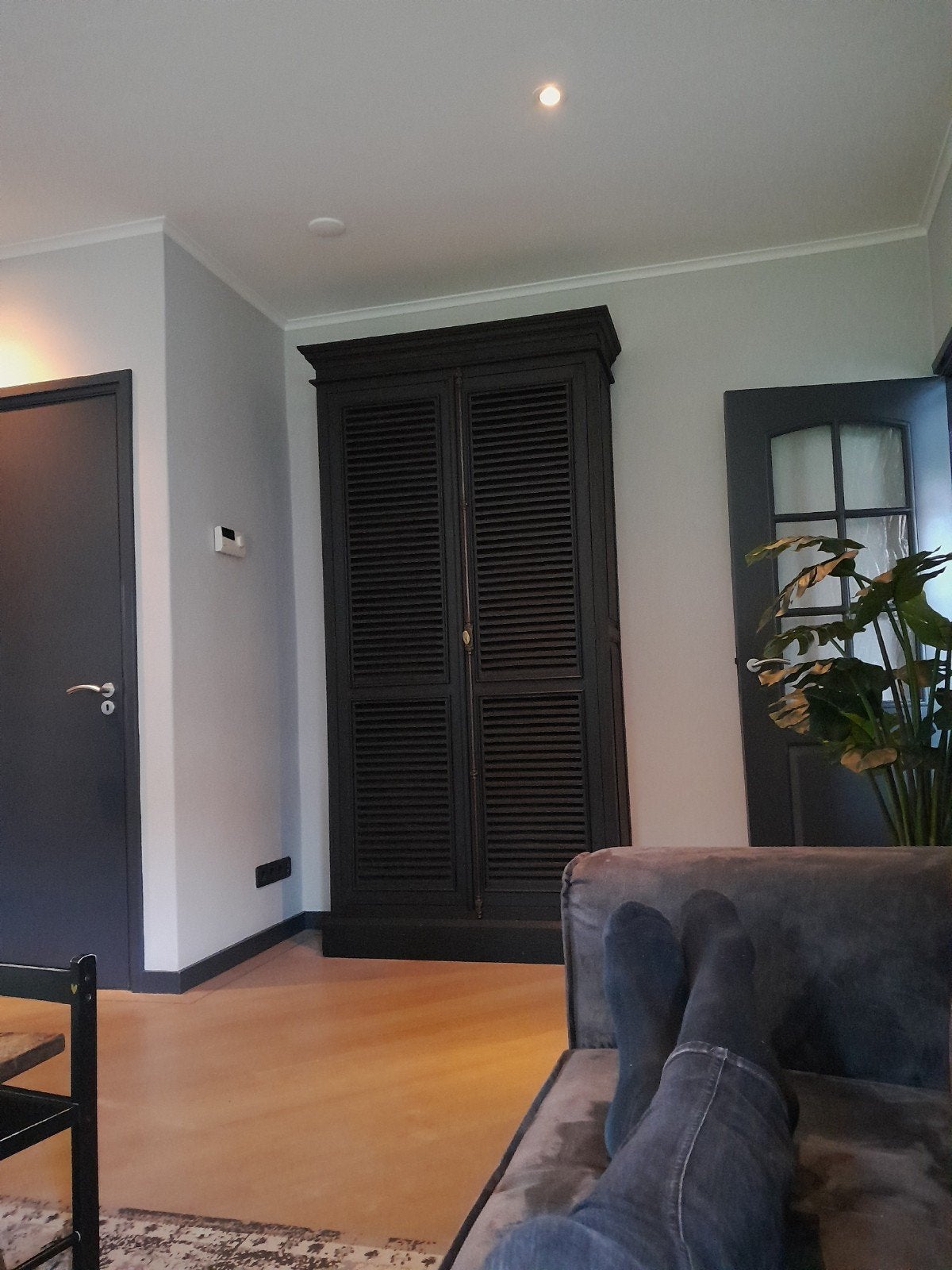 Zwarte houten landelijk kabinet kast met louvredeuren. boeke, Huis en Inrichting, Ophalen, Klassiek, 50 tot 100 cm, 150 tot 200 cm
