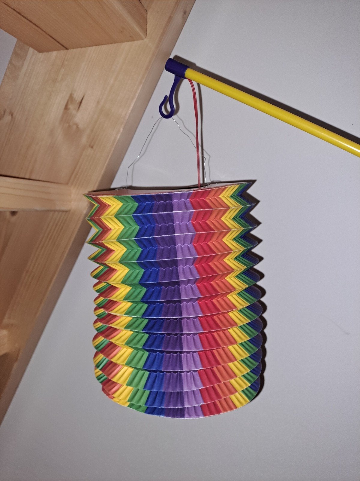 Lampion van papier met lampje aan stok, Ophalen of Verzenden