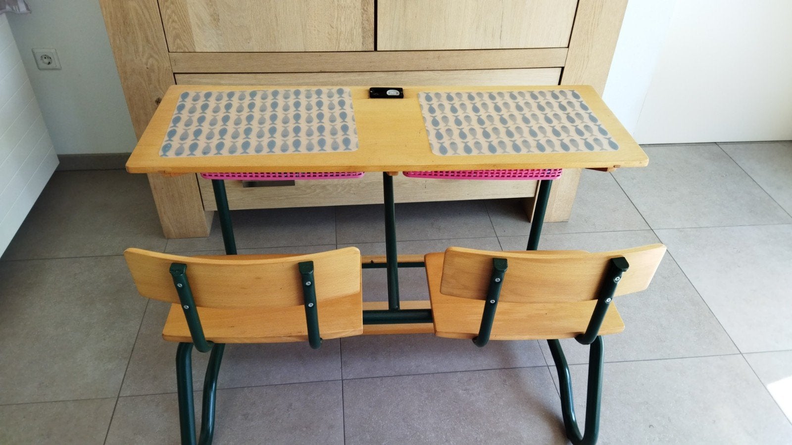 Vintage kinderbureau met twee stoelen, Kinderen en Baby's, Kinderkamer | Tafels en Stoelen, Ophalen of Verzenden, Gebruikt, Tafel(s) en Stoel(en)