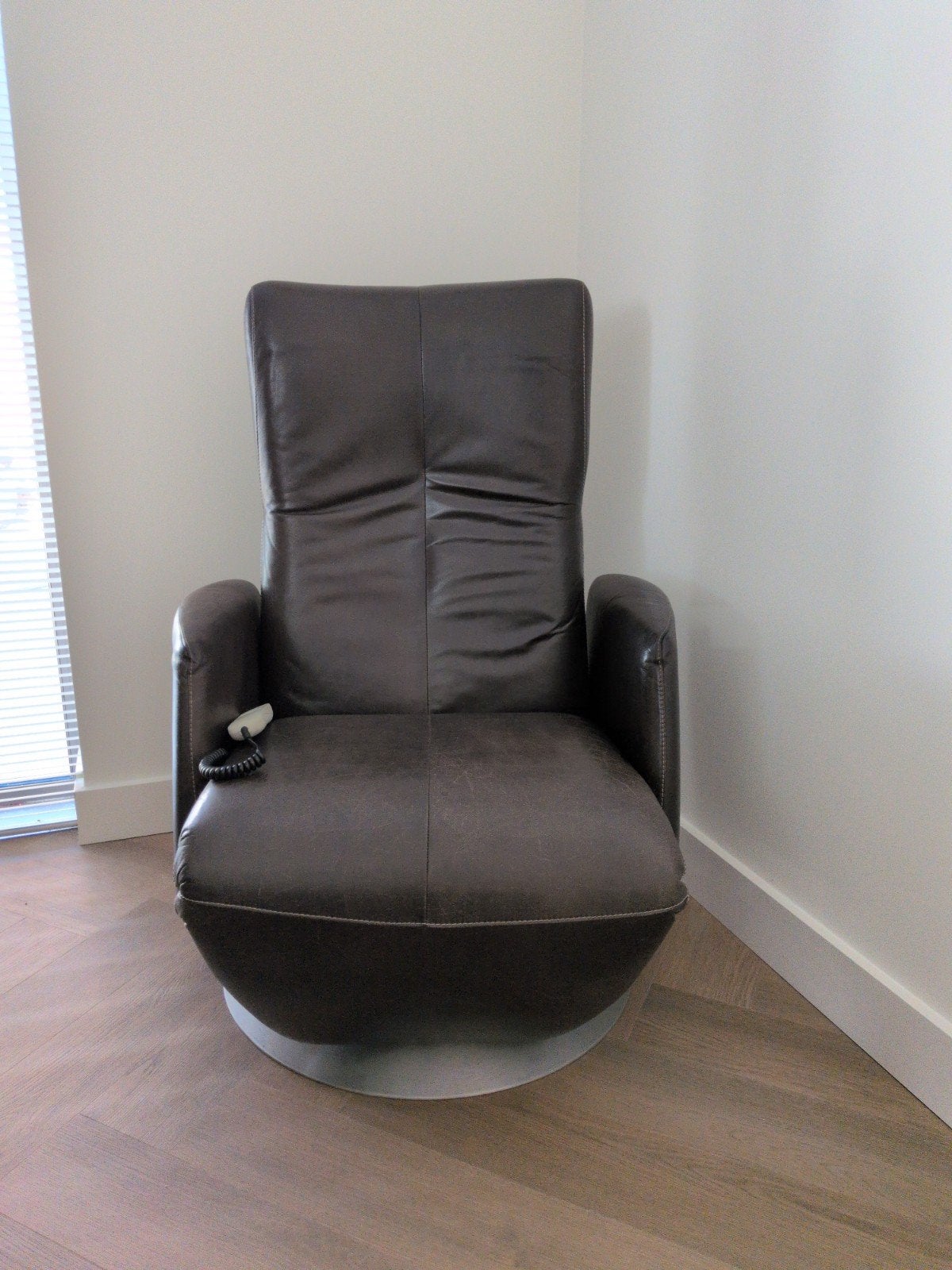 Leolux Kepler fauteuil, bruin leer, elektrisch verstelbaar, Huis en Inrichting, Fauteuils, Gebruikt, Leer, 75 tot 100 cm, 75 tot 100 cm