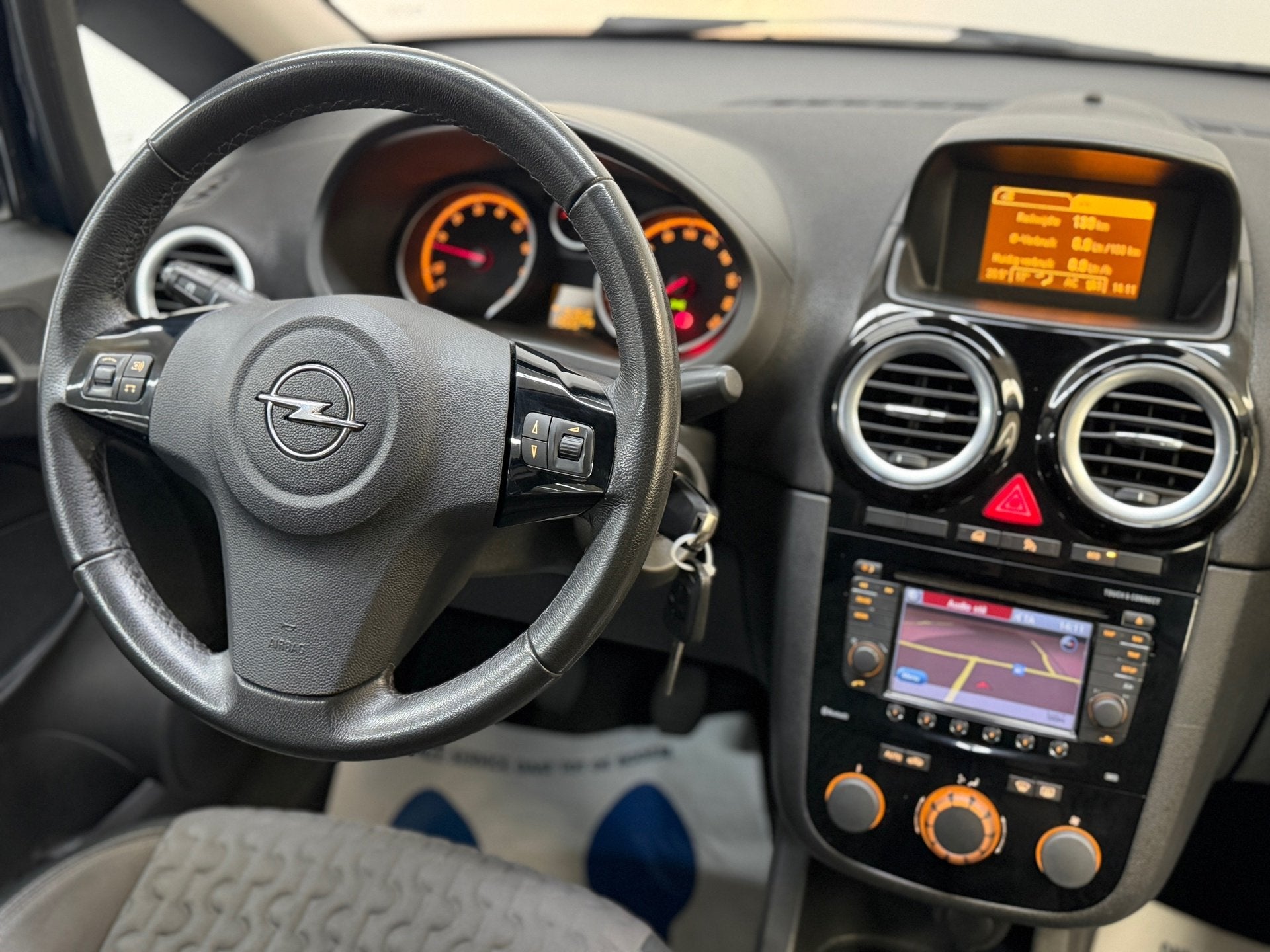Foto 23 van Opel Corsa 1.4-16V Cosmo Navi Cruise NL Auto